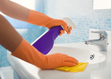 ¡Cuidado! Nunca debes mezclar cloro con estas sustancias al lavar el baño