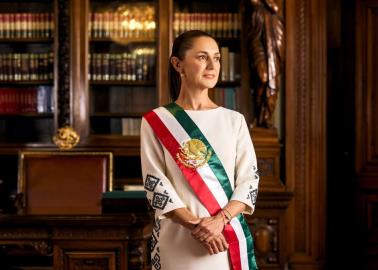 Claudia Sheinbaum presenta su foto oficial como primera presidenta de México