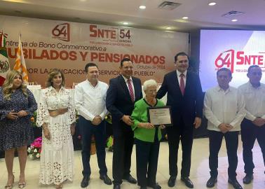 Maestros jubilados del SNTE reciben bono en el sur de Sonora