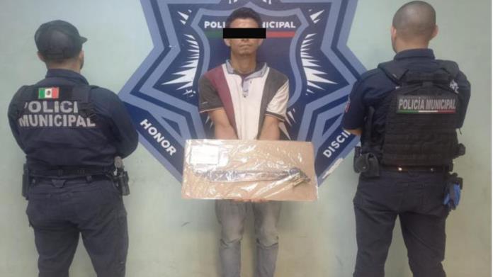 Policías de Cajeme detienen a sujeto con machete