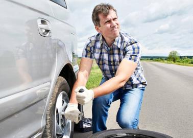 Esto es lo que tienes que hacer si se te poncha una llanta y vas por la carretera