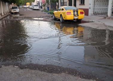 Piden vecinos de la colonia Miravalle, en Cajeme, reparar fuga de agua