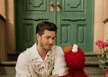 Andrew Garfield y Elmo: Un abrazo a la pérdida