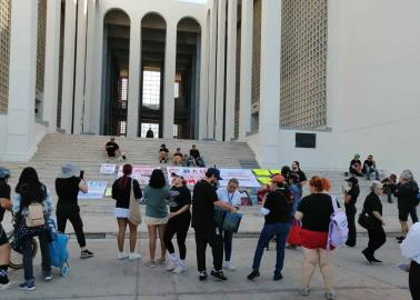 Animalistas marchan en Hermosillo para prohibir las peleas de gallos