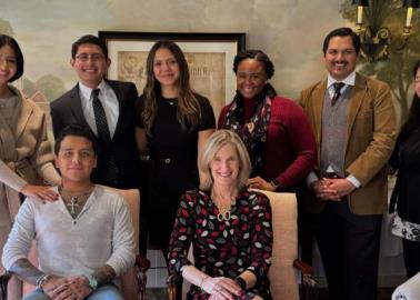 VIDEO | Christian Nodal recibe premio en Harvard y les canta "De los besos que te di"