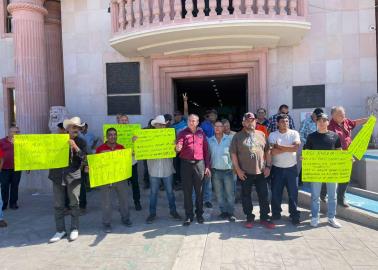 En Cajeme, choferes de taxis colectivos se manifiestan en Palacio Municipal