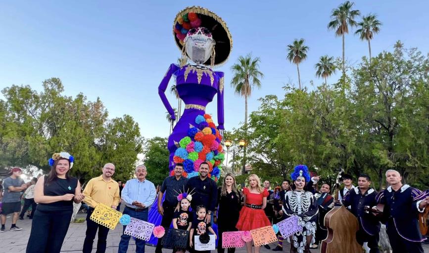 Presentan imponente catrina de 8 metros en Álamos 