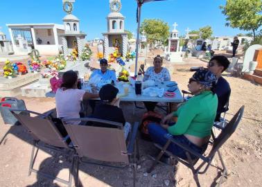 Día de Muertos en Cajeme: Visitan a sus fieles difuntos