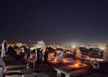 Llenan de luz y flores el Panteón del Carmen en Ciudad Obregón