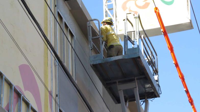 Albañil recibe descarga eléctrica en el Centro de Ciudad Obregón