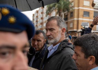 VIDEO | "¡Asesinos!". A punta de lodo reciben damnificados de Valencia a reyes de España