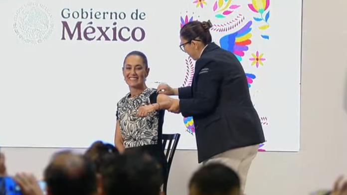 Claudia Sheinbaum se vacuna contra la influenza durante "La Mañanera"