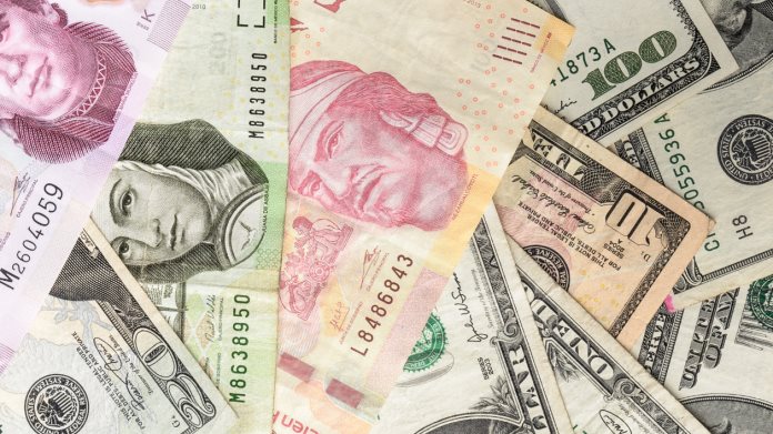 El peso sufre caída en el supermartes de elecciones en Estados Unidos