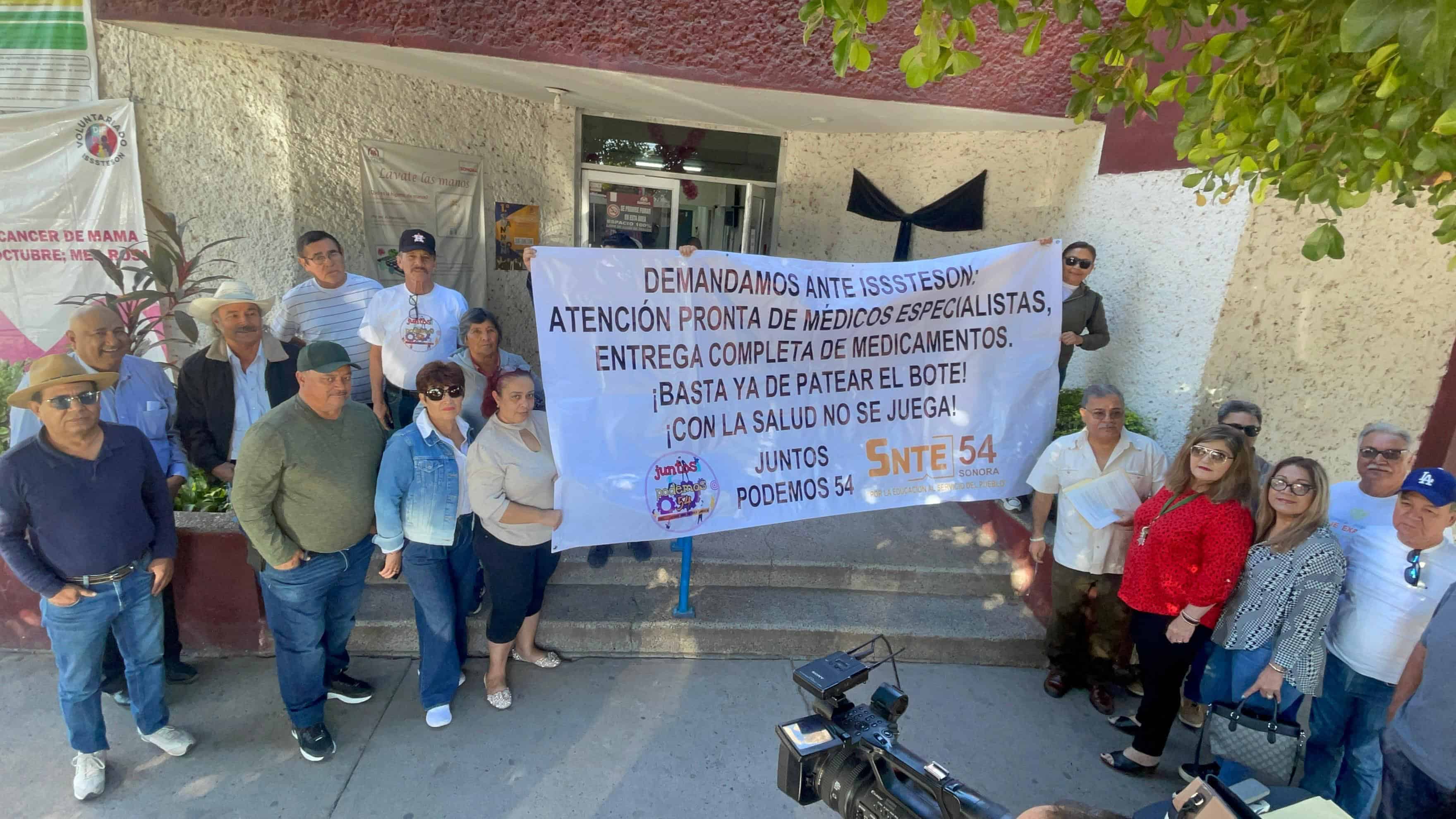 Jubilados y pensionados de Isssteson se manifiestan en Cajeme y exigen mejoras en el servicio