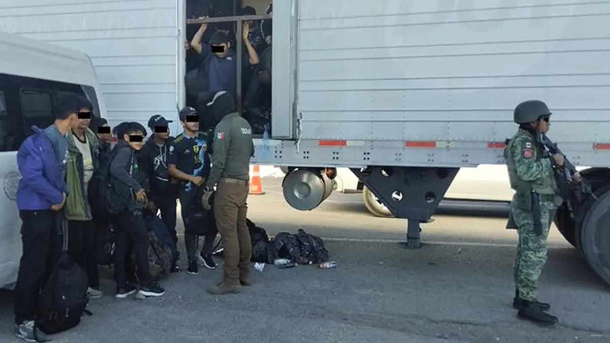 Encuentran en Chihuahua a 257 migrantes en la caja de un tráiler