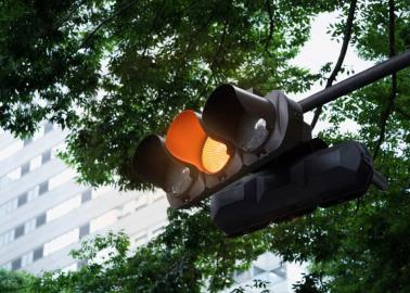 ¿De cuánto es la multa en Sonora por no detenerse con la luz amarilla del semáforo?