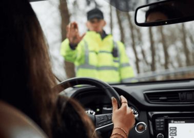 ¿Cuál es la multa o sanción en Sonora por no detenerse cuando un policía de tránsito lo indica?