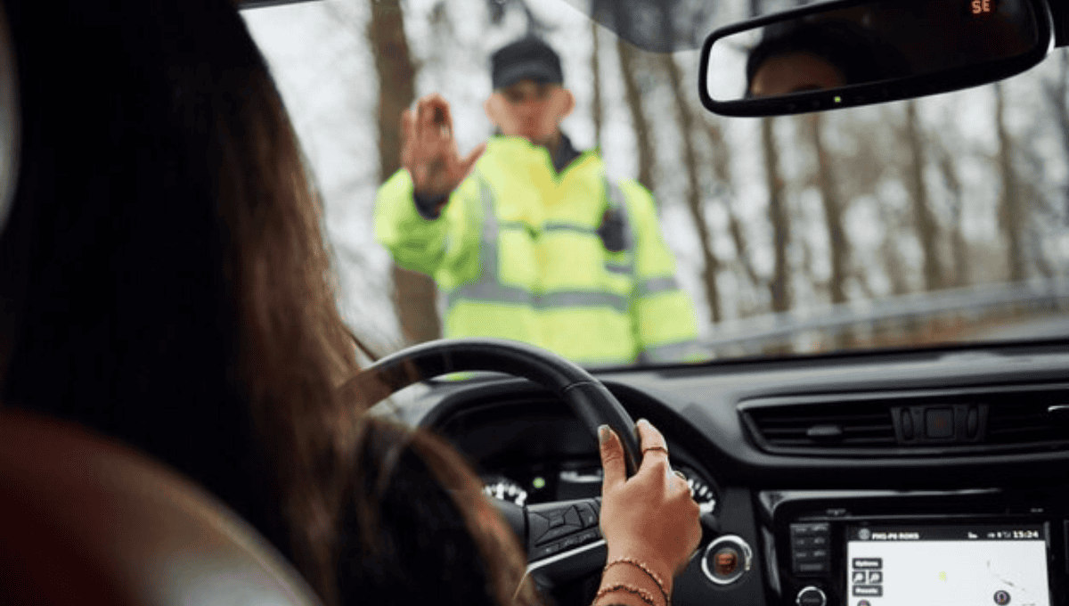 ¿Cuál es la multa o sanción en Sonora por no detenerse cuando un policía de tránsito lo indica?