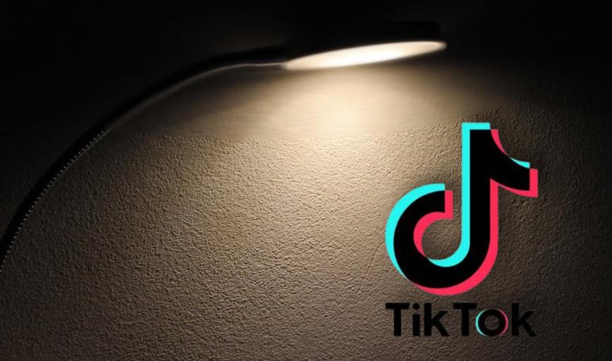 ¿Cuál es el origen y significado del trend de TikTok "La lámpara se ve rara"?