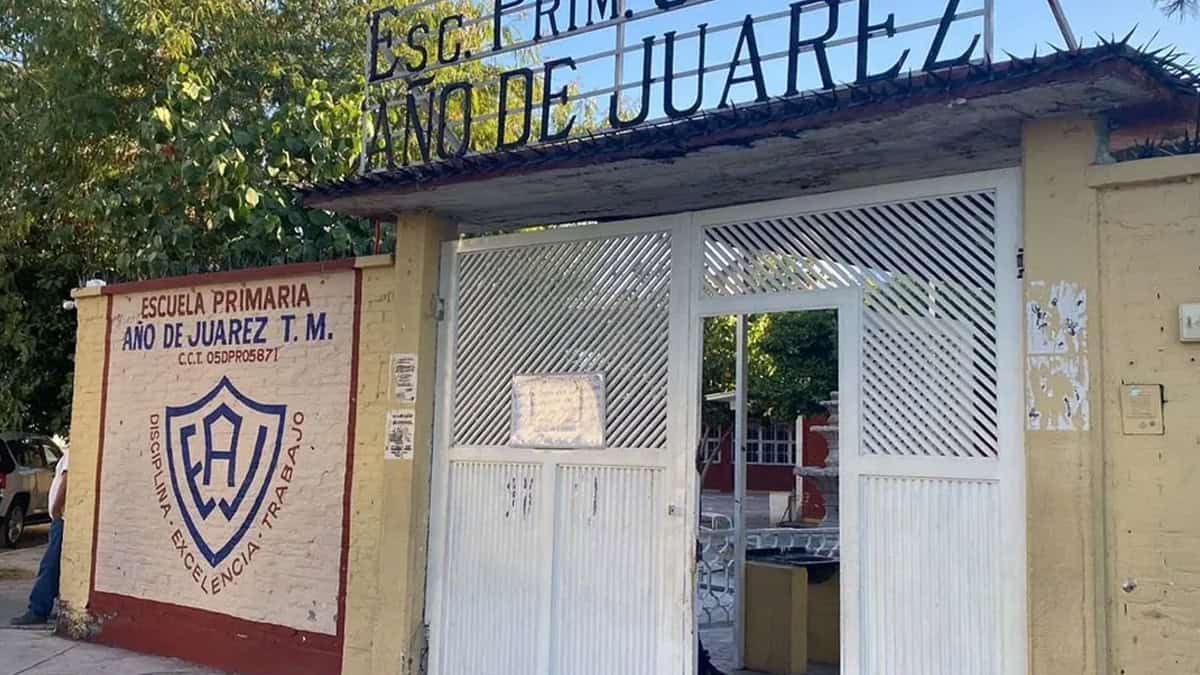 Menor lleva una pistola en la escuela y dispara en el salón