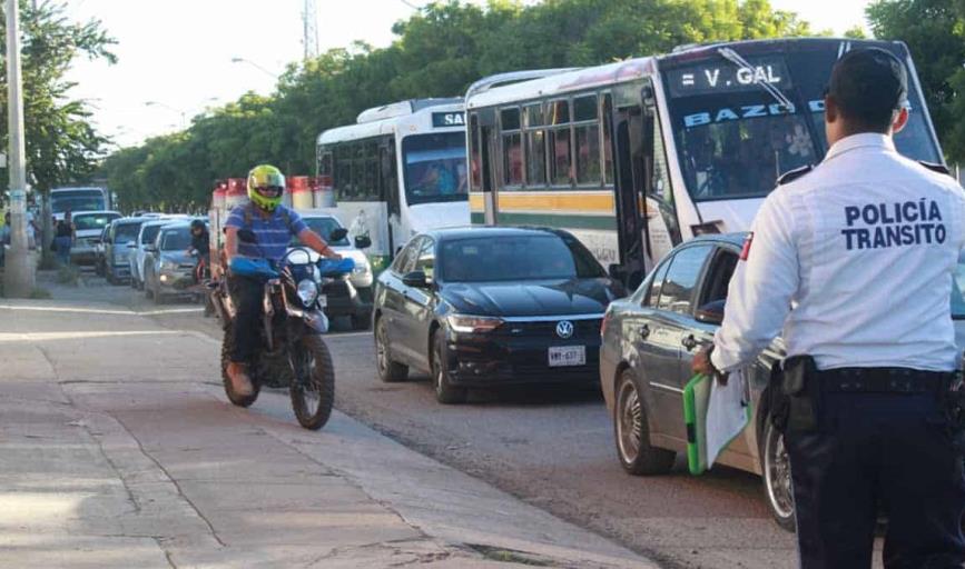 ¿De cuánto es la multa a motociclistas que circulan por la banqueta de peatones?