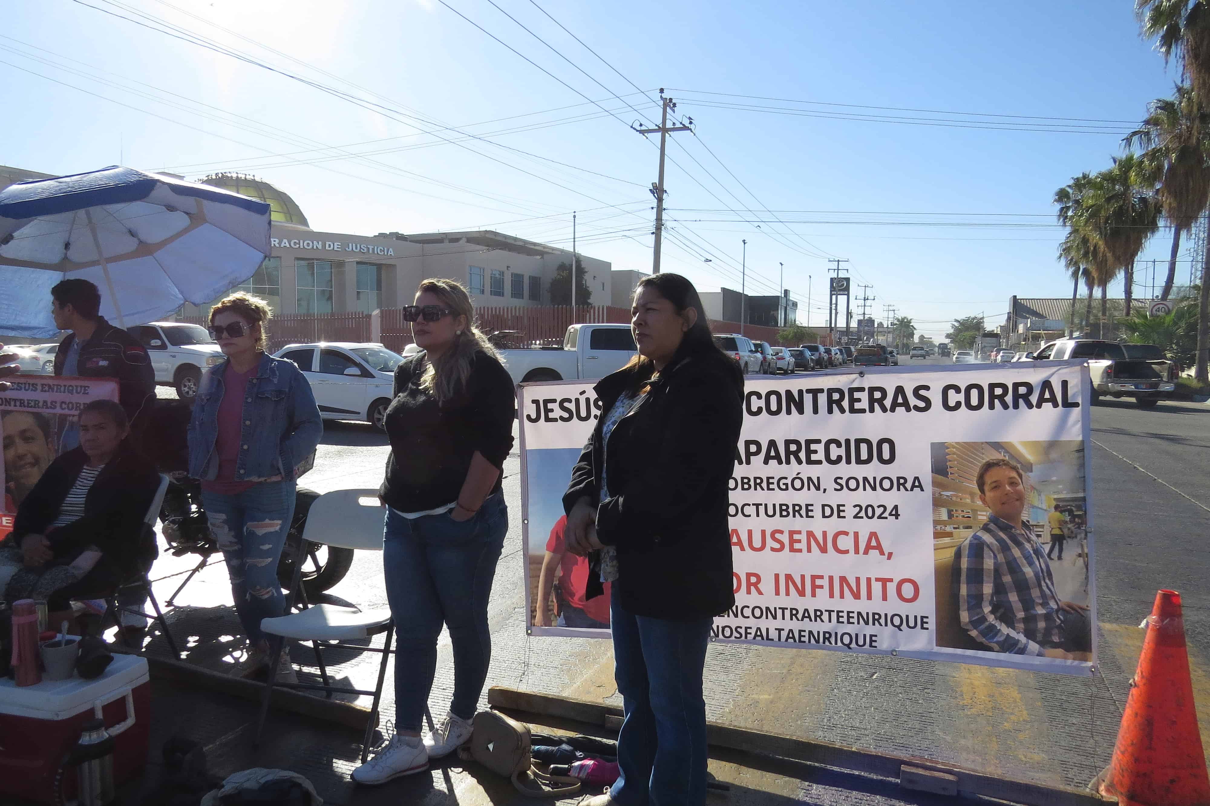 Familiares de Jesús Enrique mantienen bloqueo en Ciudad Obregón