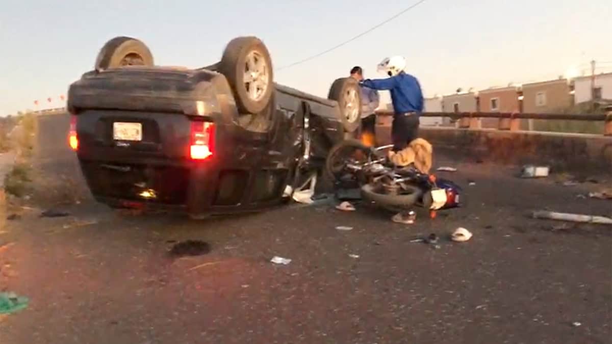 Fuerte accidente y volcadura en puente de Ciudad Obregón