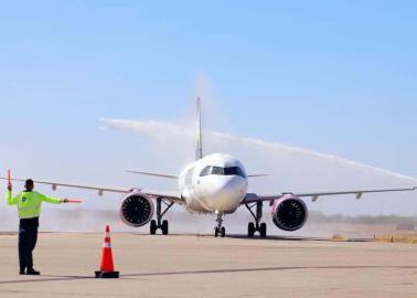 Este es el motivo por el que los aviones se rocían con agua a su llegada