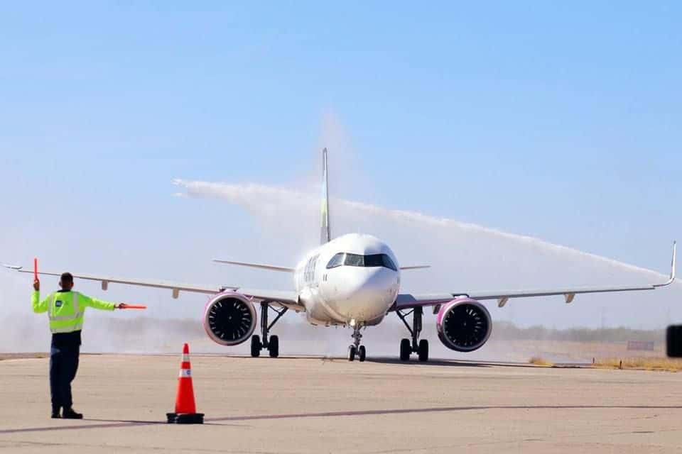 Este es el motivo por el que los aviones se rocían con agua a su llegada