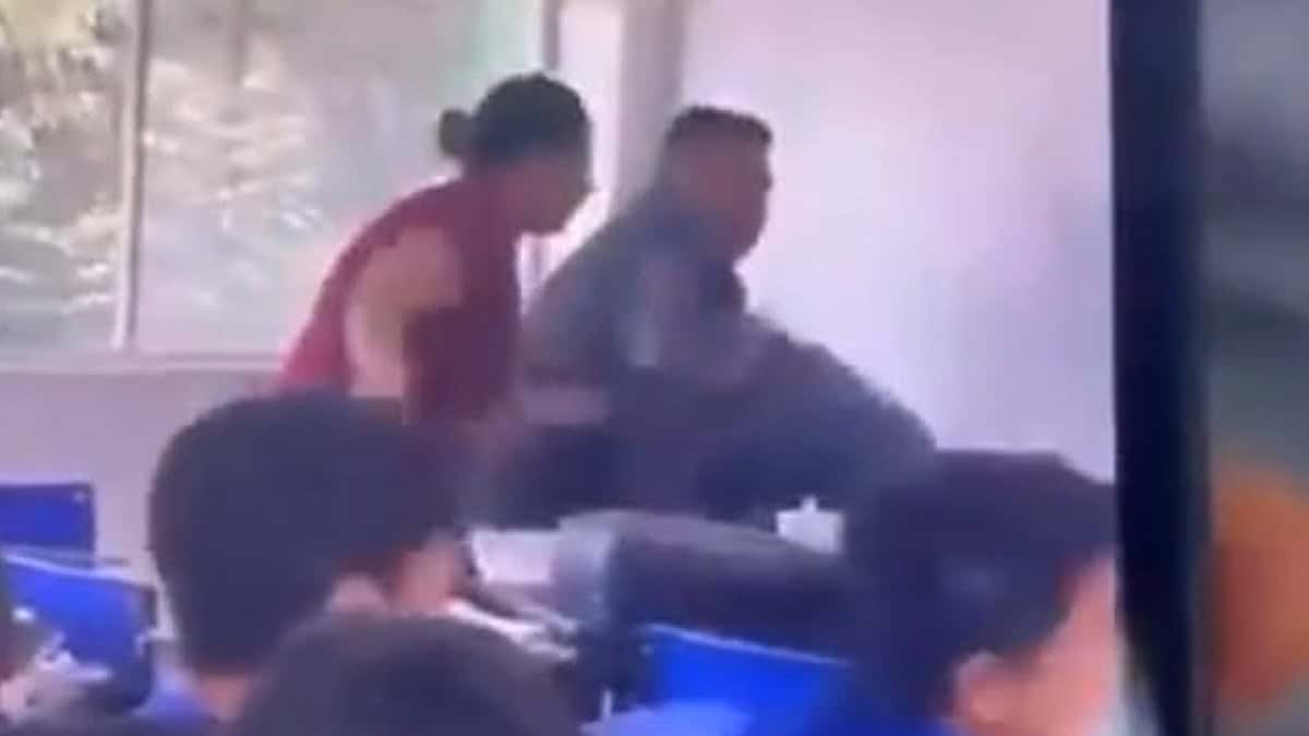 VIDEO | Así golpearon los padres de un alumno a maestra que reprobó a su hijo