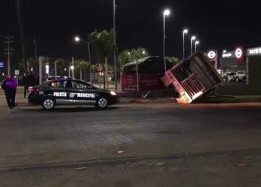 Se impacta camión en agencia de autos de Ciudad Obregón