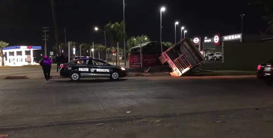 Se impacta camión en agencia de autos de Ciudad Obregón