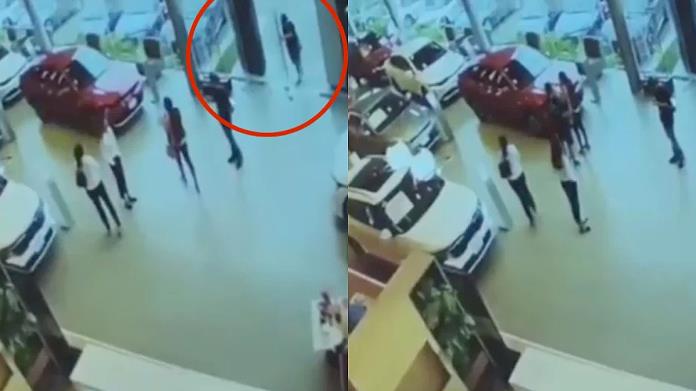 VIDEO | Mujer iba a comprar su carro a la agencia; ladrón entra y le arrebata el dinero VIDEO | Mujer iba a comprar su carro a la agencia; ladrón entra y le arrebata el dinero