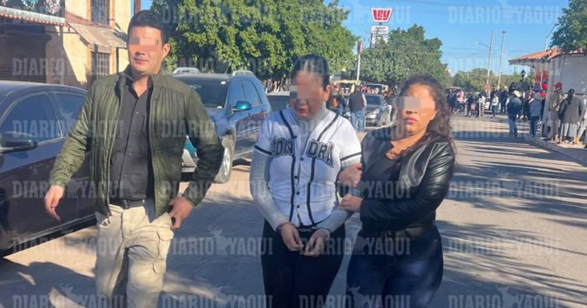 En pleno desfile, detienen a mujer policía en Pueblo Yaqui