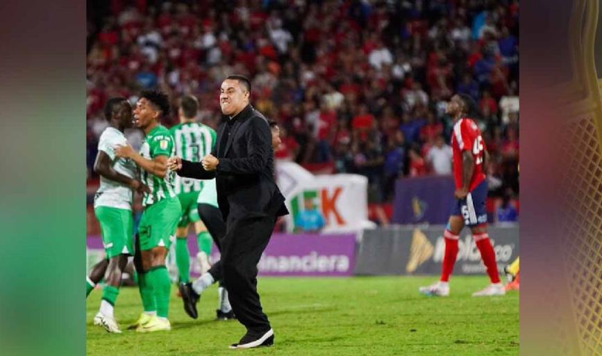 Entrenador mexicano Efraín Juárez recibe fuerte sanción tras polémico festejo durante un partido