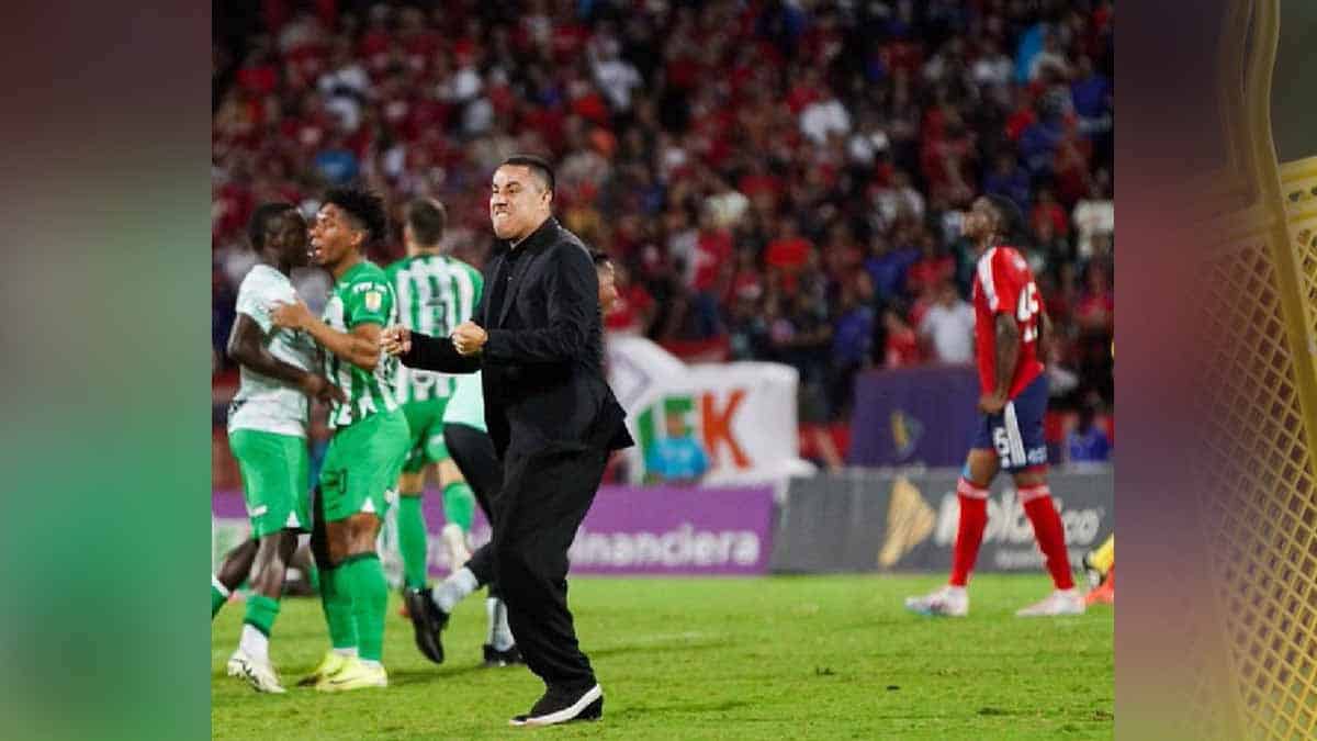 Entrenador mexicano Efraín Juárez recibe fuerte sanción tras polémico festejo durante un partido