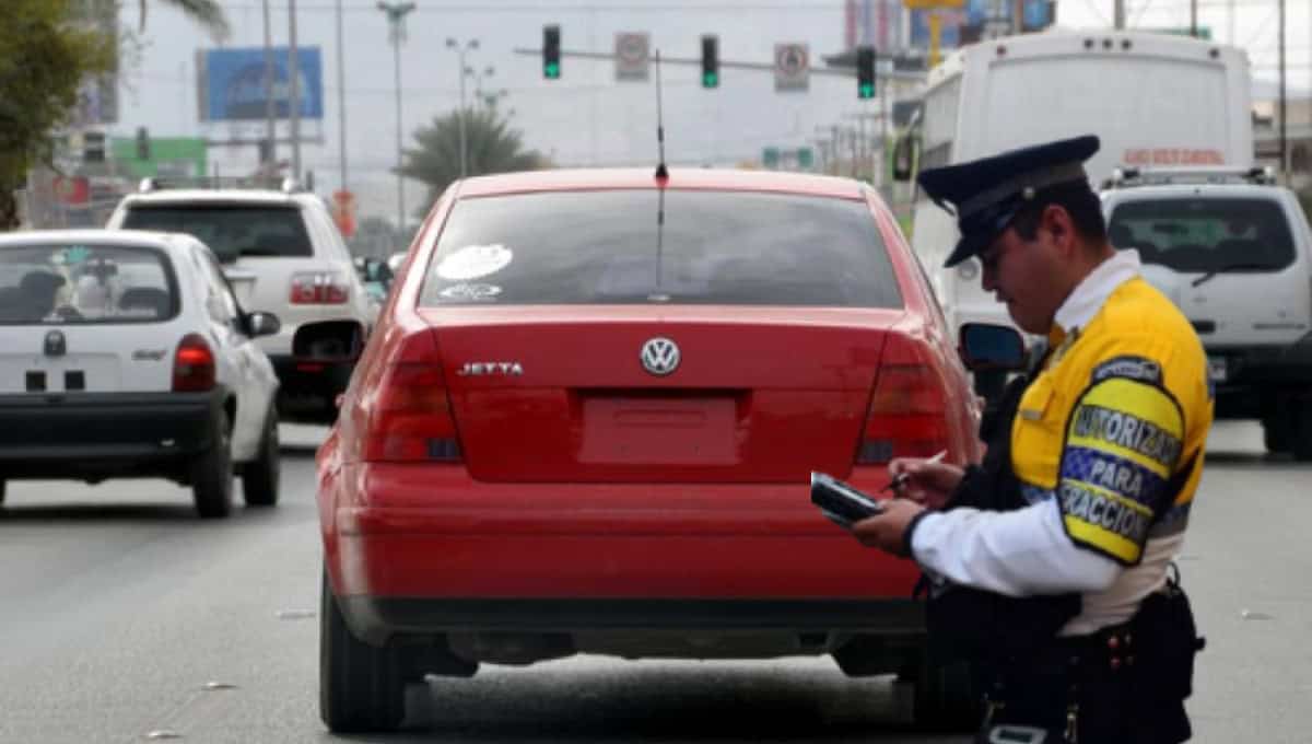 ¿De cuánto es la multa en Sonora por manejar sin placas ni permiso?