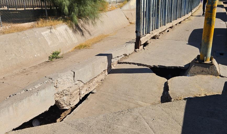 Persiste hundimiento de banqueta cercana al IMSS