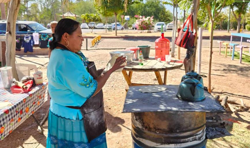 Tiene buena respuesta venta de alimentos y artesanía yaqui