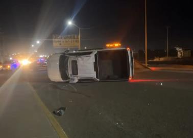 Vuelca camioneta frente a plaza comercial