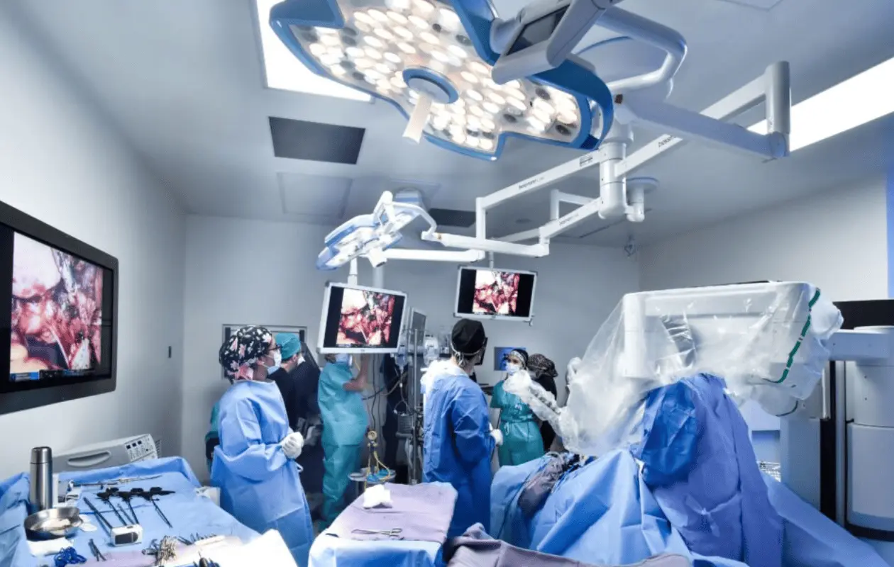 En 2021, más de 150 sistemas de cirugía robótica estaban en funcionamiento en Latinoamérica