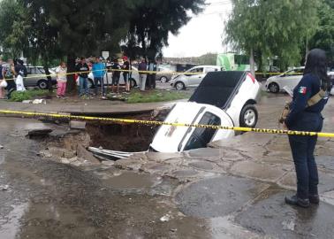 Socavón se tragó a una camioneta con todo y conductor en Edomex | VIDEO