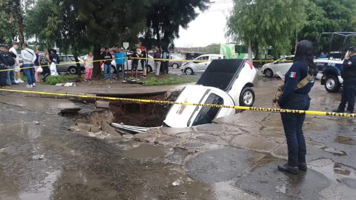 Socavón se tragó a una camioneta con todo y conductor en Edomex | VIDEO Socavón se tragó a una camioneta con todo y conductor en Edomex | VIDEO