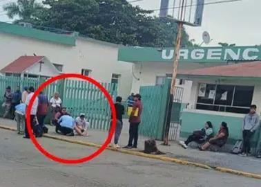 Médicos mandan a caminar a embarazada y da a luz en una banqueta frente al hospital