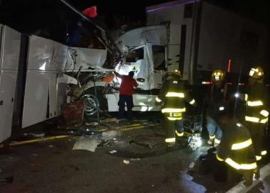 Autobús que salió de Ciudad Obregón a Guadalajara choca contra tráiler; hay varios muertos