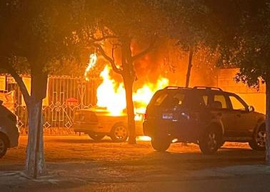 Arde vehículo en Iglesia de la Merced, en Ciudad Obregón