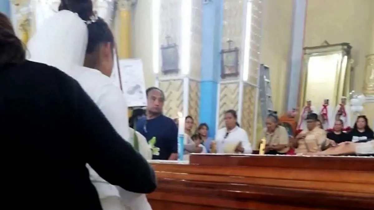 Llega vestida de novia al funeral de su prometido; él falleció atropellado
