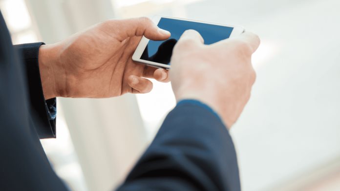 LFT: ¿Pueden prohibir usar el celular en el trabajo?