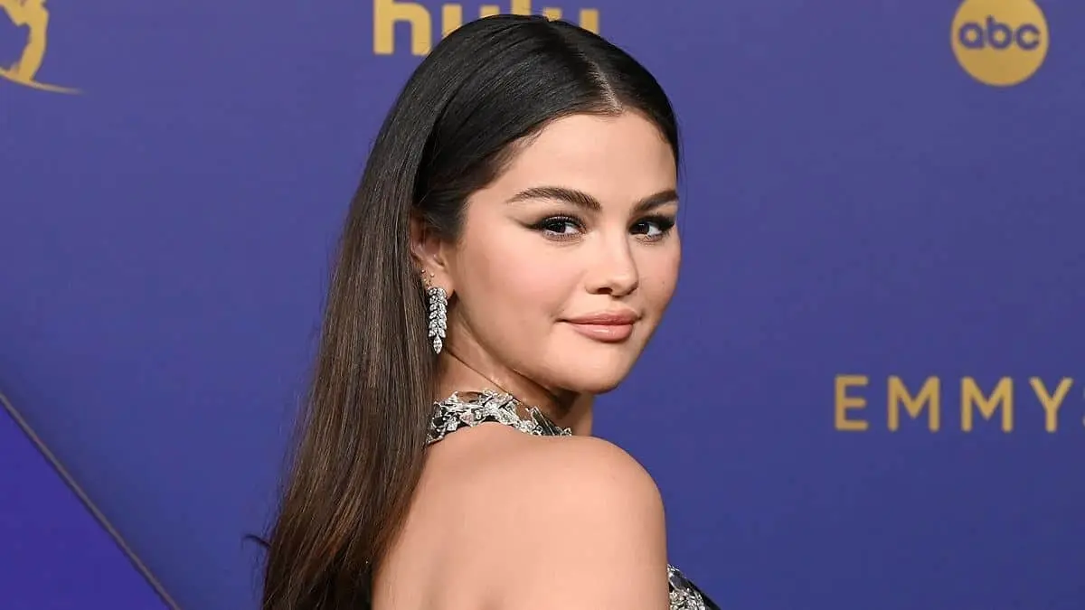 Selena Gómez se compromete con Benny Blanco; recibe enorme anillo de diamante