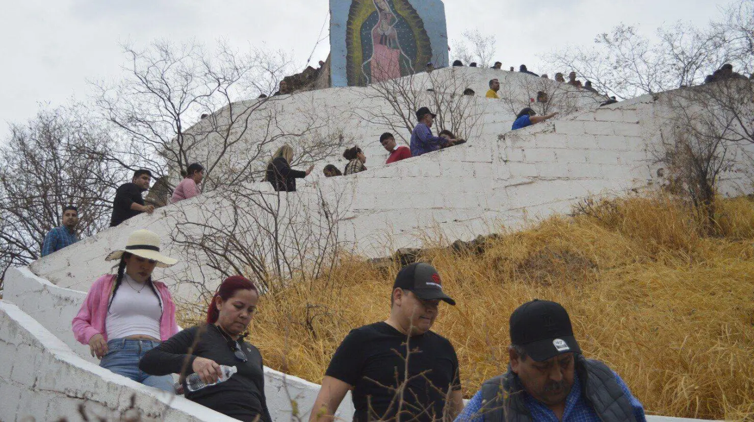 Peregrinan familias hasta el cerrito de Navojoa